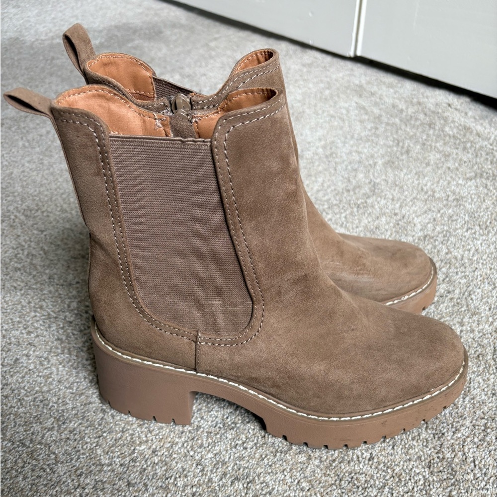 Universal Thread - Women’s Slip On Block Heel Boot - Size 7 - Tan - Picture 3 of 9